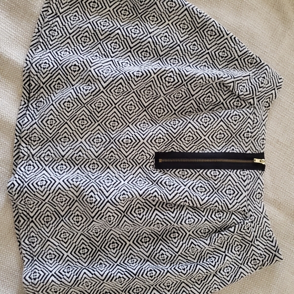 MI  Mini full Skirt Small geometric mini skirt in black/ white - Picture 7 of 7